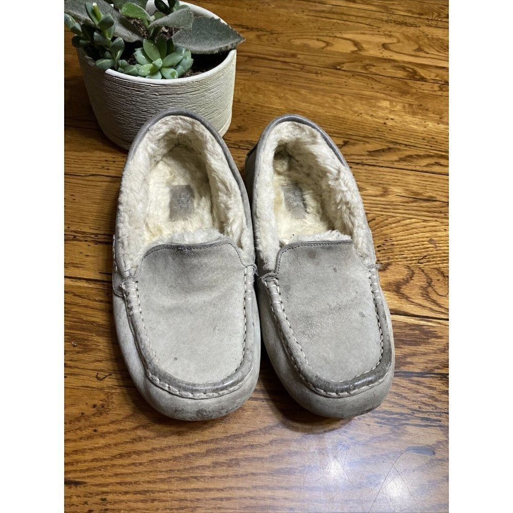 Ugg women's ansley moccasin size US 8 gray suede in great condition